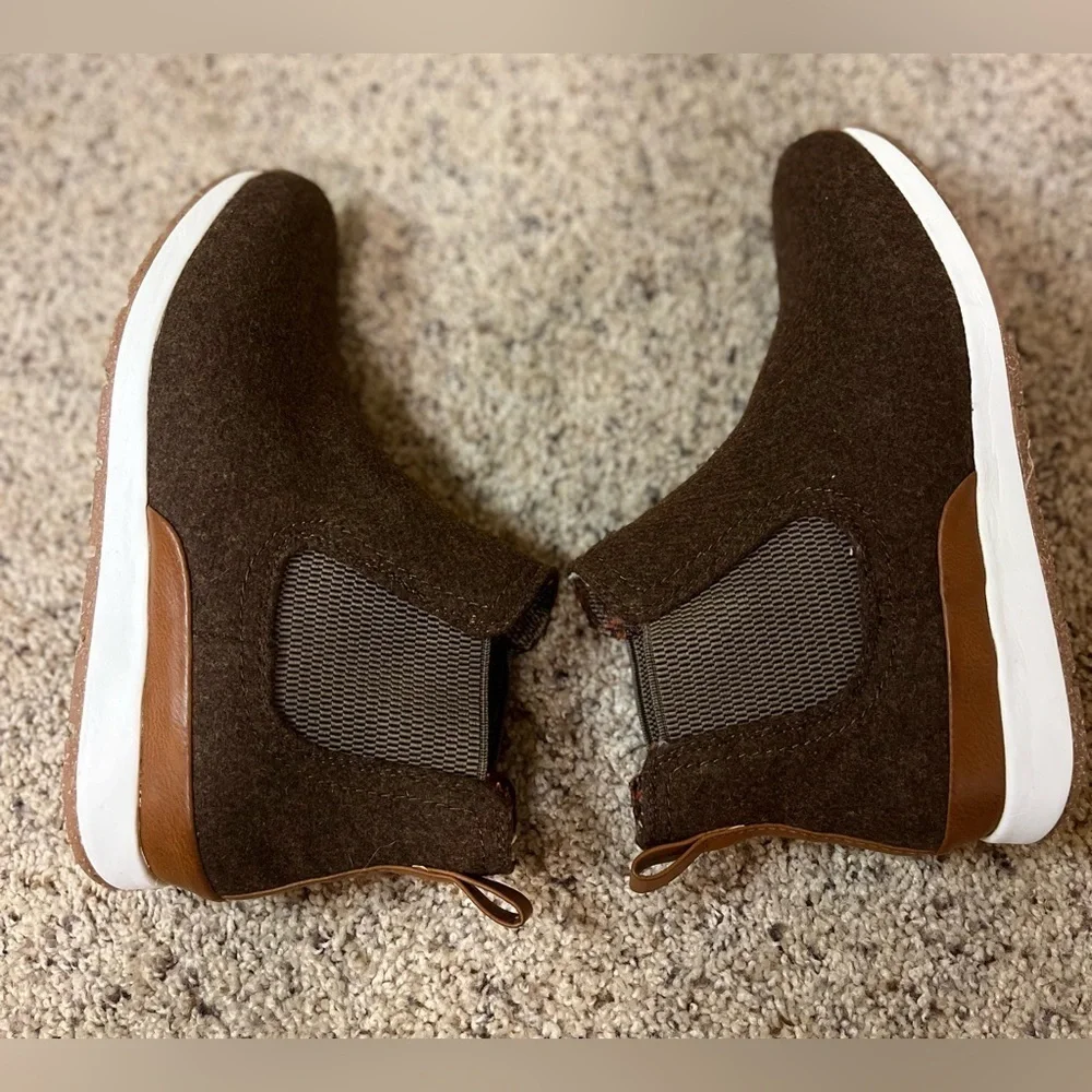 B.O.C. Kara Women’s Soft Wool Ankle pull on Chelsea boots, Sz 8.5 M